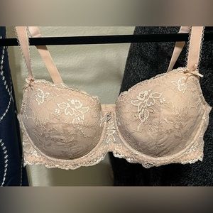 Never worn beautiful light pink lace Frederick’s of Hollywood Demi Bra